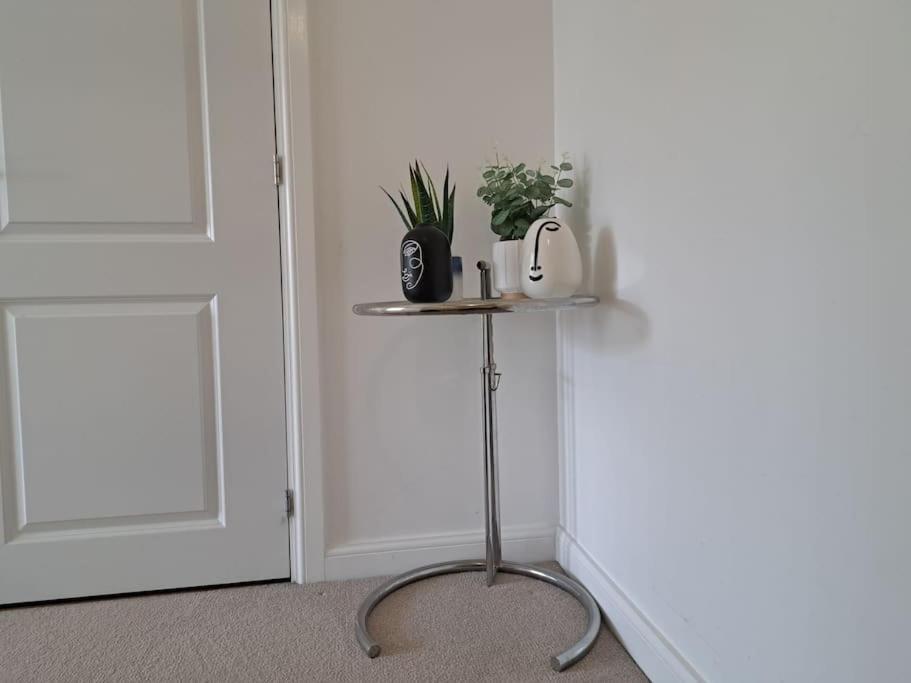 Stylish Station Apartment In Rochester With Free Parking Wainscot Экстерьер фото