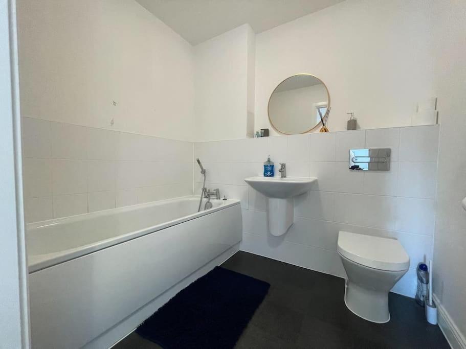 Stylish Station Apartment In Rochester With Free Parking Wainscot Экстерьер фото