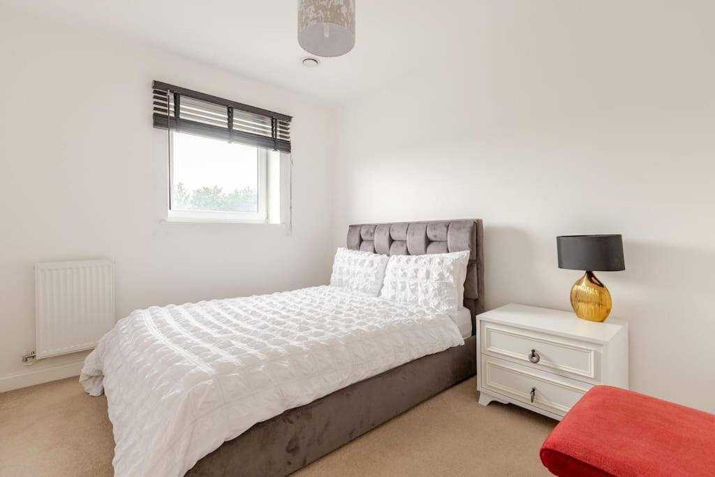 Stylish Station Apartment In Rochester With Free Parking Wainscot Экстерьер фото