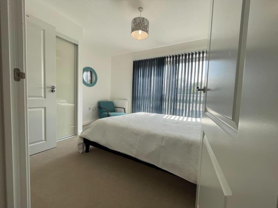 Stylish Station Apartment In Rochester With Free Parking Wainscot Экстерьер фото