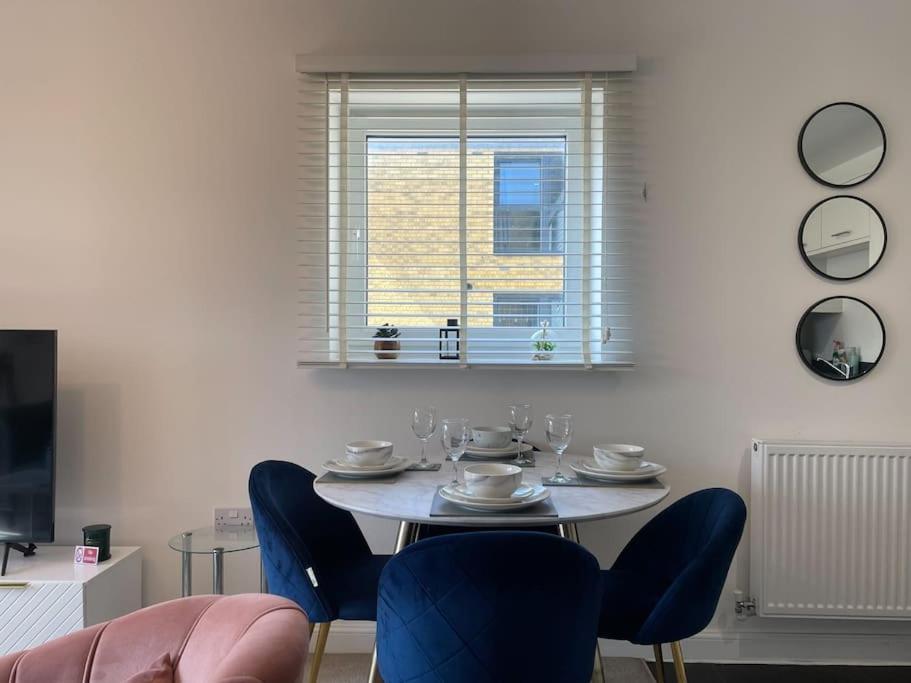 Stylish Station Apartment In Rochester With Free Parking Wainscot Экстерьер фото