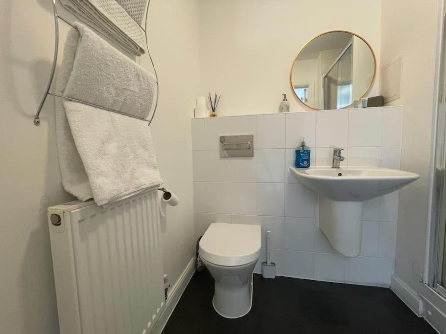 Stylish Station Apartment In Rochester With Free Parking Wainscot Экстерьер фото