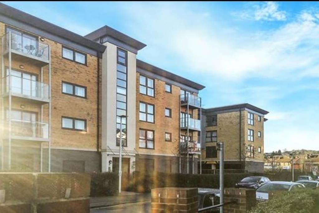 Stylish Station Apartment In Rochester With Free Parking Wainscot Экстерьер фото
