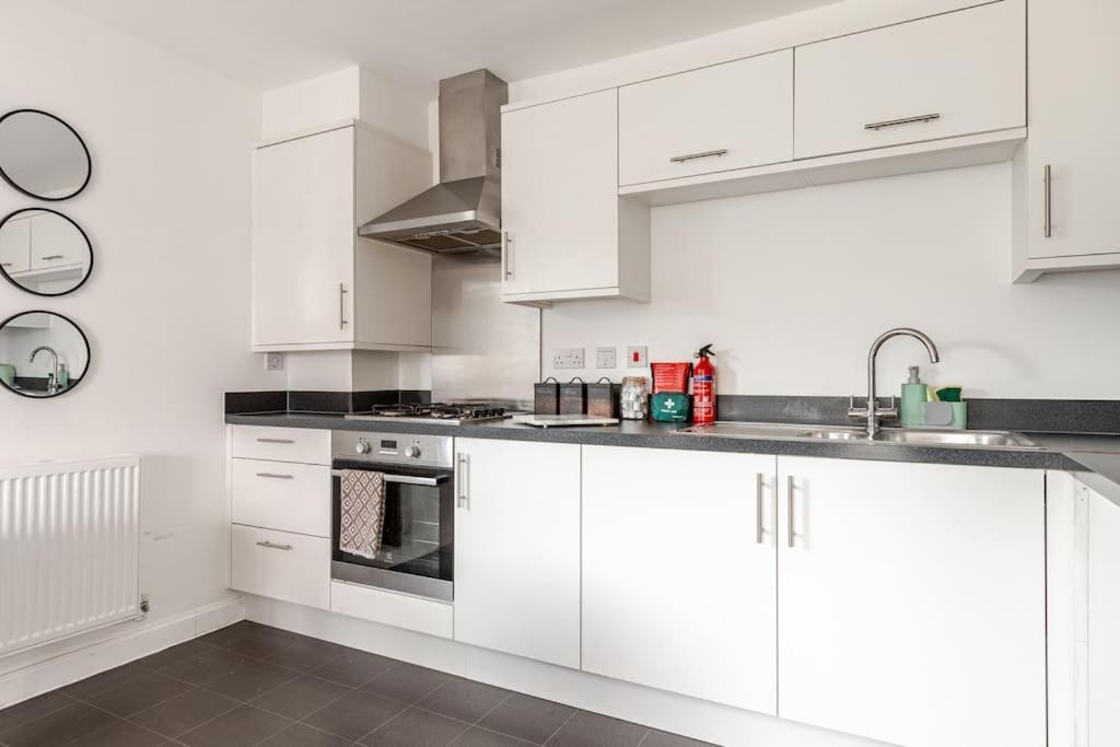 Stylish Station Apartment In Rochester With Free Parking Wainscot Экстерьер фото