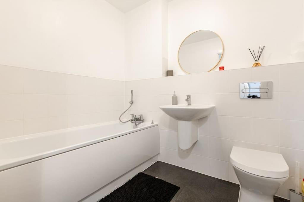 Stylish Station Apartment In Rochester With Free Parking Wainscot Экстерьер фото