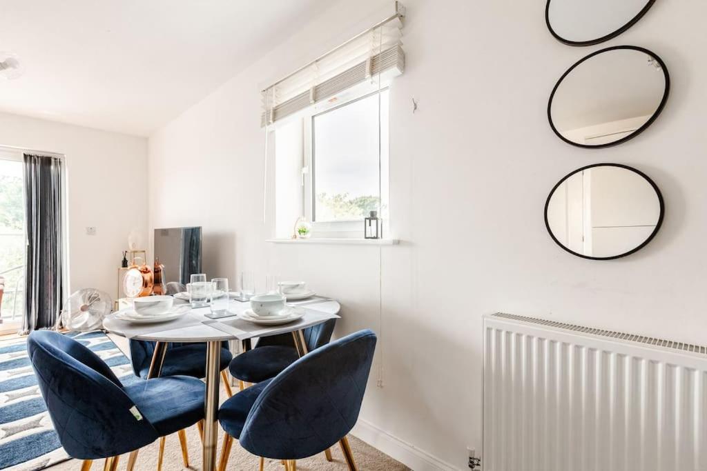 Stylish Station Apartment In Rochester With Free Parking Wainscot Экстерьер фото