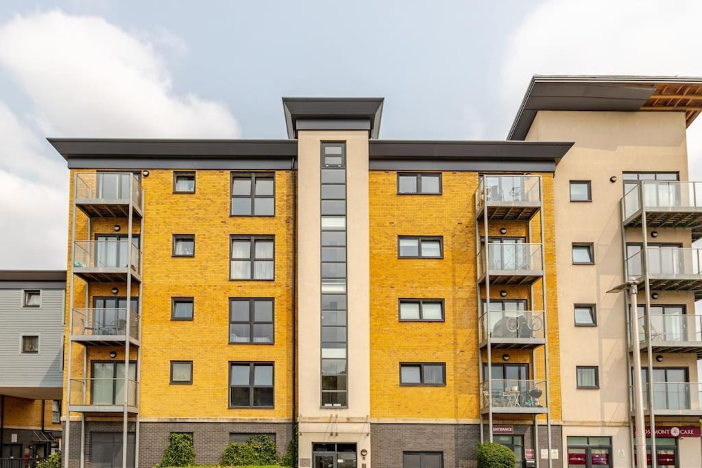 Stylish Station Apartment In Rochester With Free Parking Wainscot Экстерьер фото
