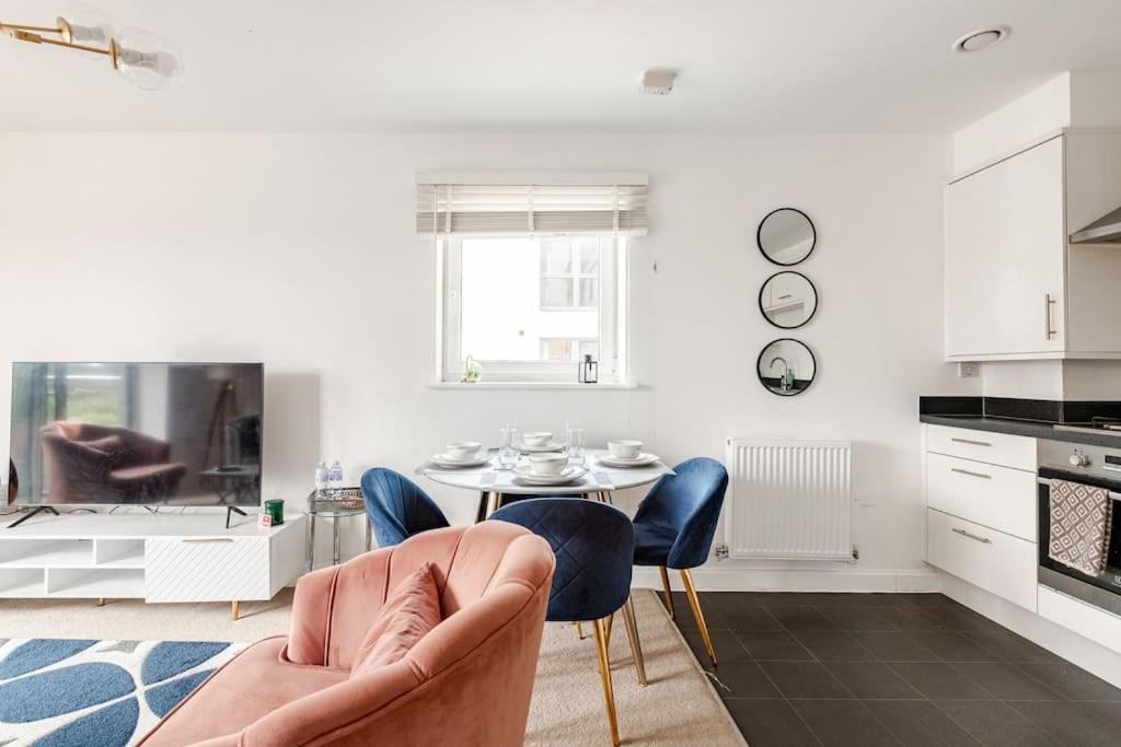 Stylish Station Apartment In Rochester With Free Parking Wainscot Экстерьер фото